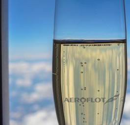 Champagner in Aeroflot-Glas: Durstige Gäste.