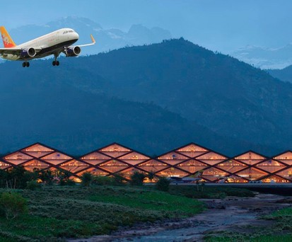 Airbus A319 von Drukair über der Gelephu Mindfulness City (Montage): Die Airline verspürt große Nachfrage.
