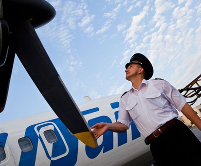 UT-Air-Pilot prüft eine ATR: Waren die Tragflächen vereist?