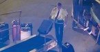 Delta-Pilot bei einer für ihn ungewöhnlichen Arbeit.