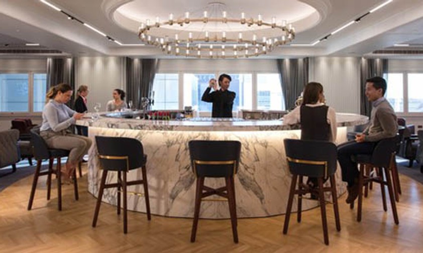 Die Marmorbar: Qantas besitzt nun auch eine eigene Lounge in London Heathrow.