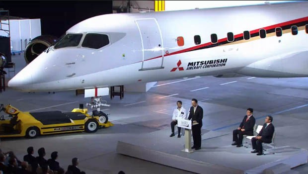 In der Standardversion besitzt der MRJ90 eine Reichweite von 1670 Kilometern, in der Long-Range-Ausführung MRJ90LR eine von 3310 Kilometern. Das maximale Startgewicht beträgt 36,8 Tonnen.