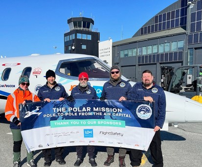 Das Team der Classic Lear Jet Foundation vor ihrem Fluzgzeug: In fünf Tagen sind die Piloten um beide Pile geflogen.
