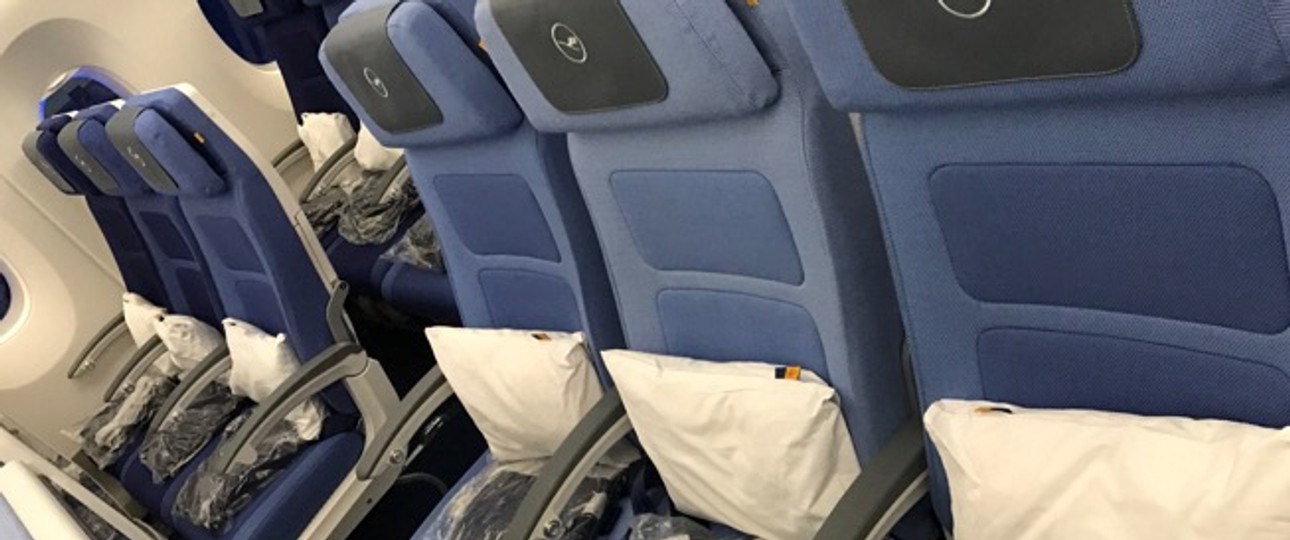 Das Farbkonzept in der Economy Class des Airbus A350 von Lufthansa ist freundlich, aber auch eher gewöhnungsbedürftig.