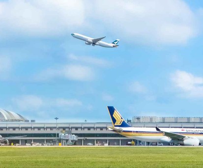 Flugzeuge am Changi Airport in Singapur: Flüge werden ab 2026 teurer.
