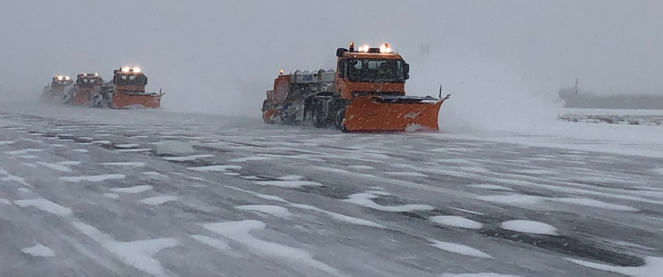 Winterdienst am Flughafen Dortmund: Die Gerätschaften kamen am Montagmorgen (8. Februar) nicht schnell genug gegen das Eis an.