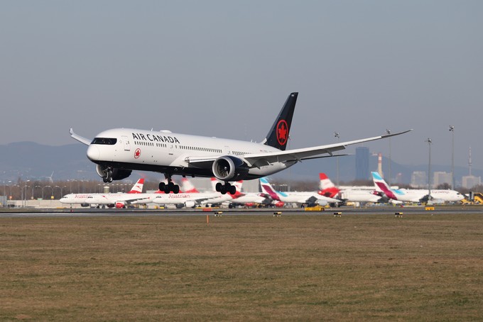 Eine Boeing 787 von Air Canada landet - im Hintergrund sieht man die geparkten Flugzeuge von Austrian Airlines und Eurowings.