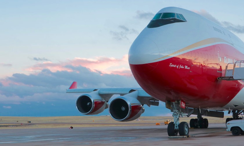 747 Supertanker: So sieht das weltgrößte Löschflugzeug am Boden aus, ...