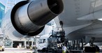 Betankung einer Boeing 747 von Lufthansa: IN Frankfurt ist Kerosin knapp.