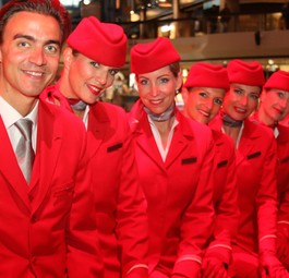 Kabinencrew von Austrian Airlines: Charakteristisches Rot. 