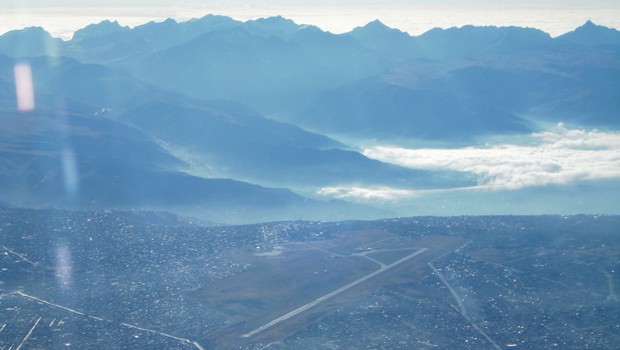 Der El Alto International Airport ist der höchste Flughafen Südamerikas. Er liegt auf 4061 Metern südlich der bolivianischen Hauptstadt La Paz. Damit schafft er es auf Platz fünf.