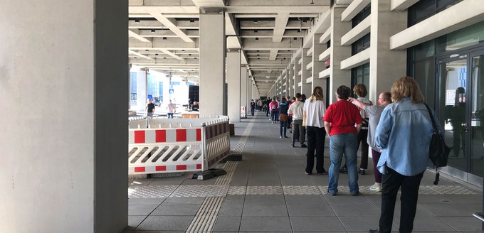 Anstehen vor dem Hauptterminal T1: Mit etwa 800 Freiwilligen wurde am künftigen Berliner Hauptflughafen BER mehrere Evakuierungen geprobt.