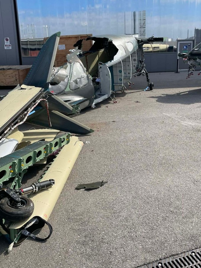 Beide Prototypen sowie Teile von Tragflächen und Fahrwerk.