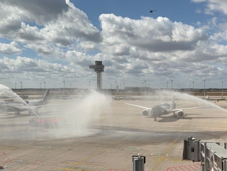 Präziosionsarbeit: Die beiden Flieger der Jubiläumsflüge LH2026 und LH1926 rollen in Berlin ans Gate - synchron.