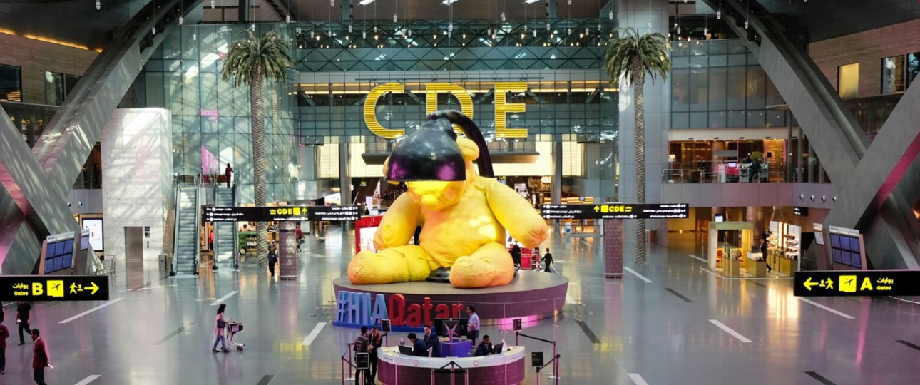 Teddybär am Flughafen Doha: Aktuell eingezäunt.