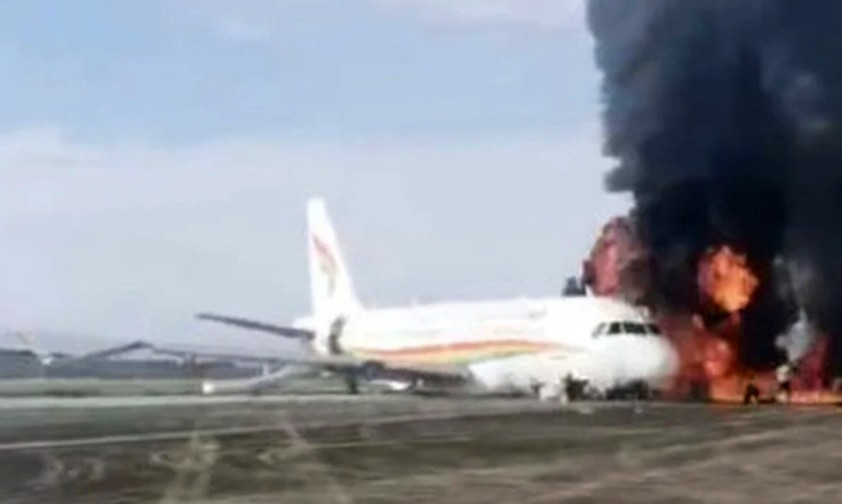 Airbus A319 kommt bei Start von Piste ab und fängt Feuer