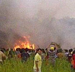 Die Absturzstelle: Die Maschine ging sofort in Flammen auf.