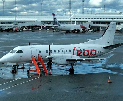 <span style="font-weight: 400;">Im Januar 2022 forderte die Covid-19-Pandemie ein weiteres Opfer. Die schwedische Regionalairline <a href="https://www.aerotelegraph.com/schwedische-regionalairline-air-leap-stellt-betrieb-ein">Air Leap stellte am 24. Januar ihren Flugbetrieb ein</a>. Die Fluggesellschaft überlebte die zwei Pandemie-Jahre nur dank staatlicher Unterstützung und konnte ohne die nicht weitermachen.</span>