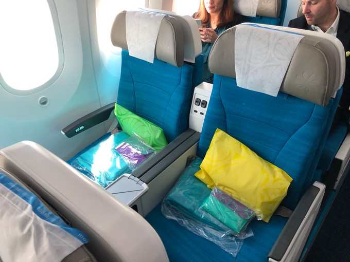 Neu ist bei Air Tahiti Nui die Premium Economy, die im Dreamliner 32 Sitze umfasst. Sie bietet einen eigenen, bequemeren Sitz in einer 2-3-2-Konfiguration.