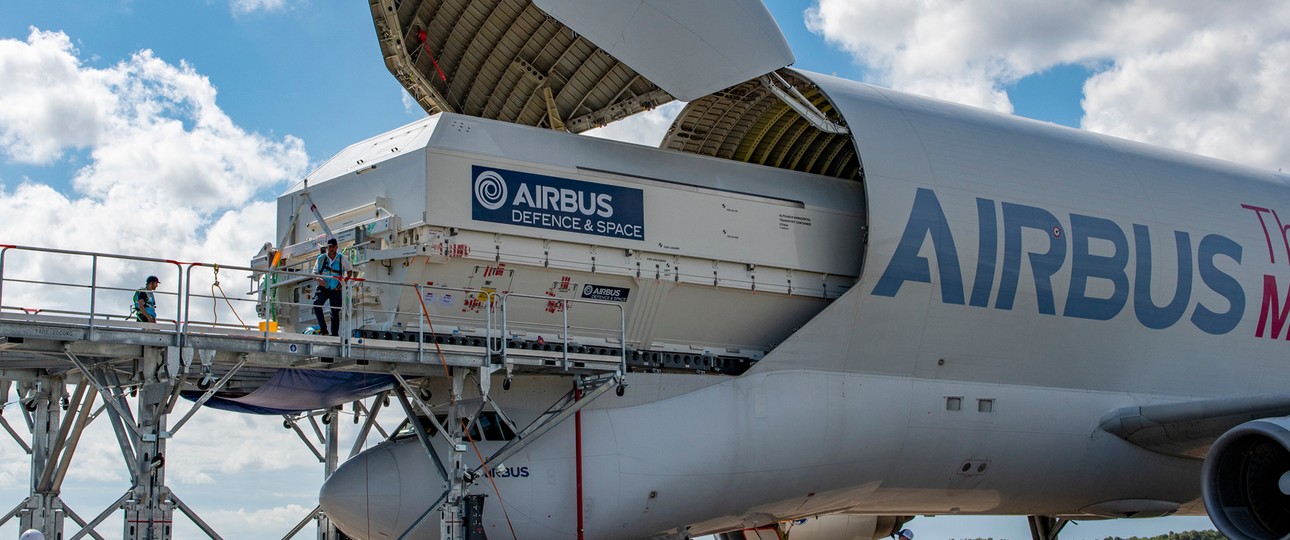 Beladung eines Beluga mit dem Ladesystem: Im Oktober startet die neue Airline.