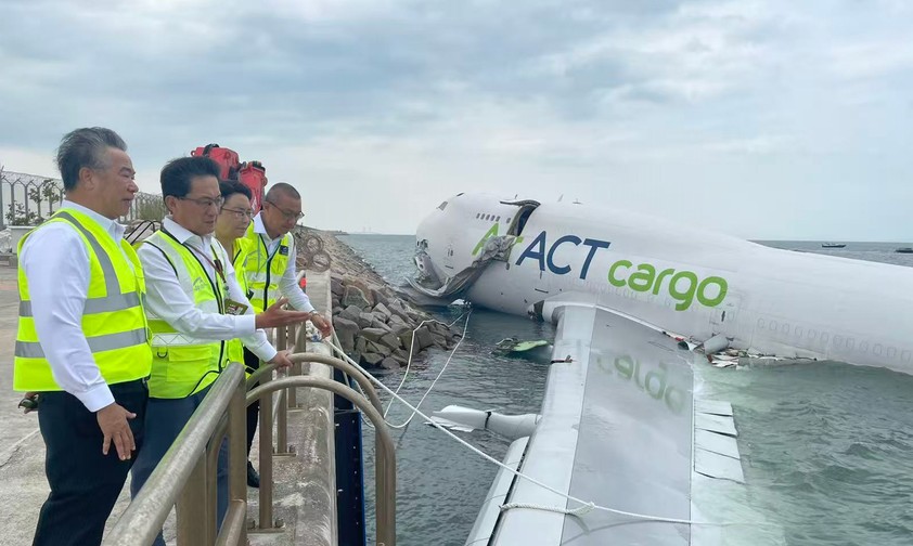 Flughafenmanagement und Flugzeugwrack: Die Boeing 747 wird nun langsam geborgen.