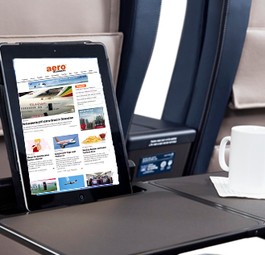 Ein patentierter Klapptisch mit integrierter Tablet-PC-Halterung ist Teil des neuen United-Airlines-Sitzes in der Kurzstrecken-Business-Class (First). Das soll es dem Passagier möglich machen, Speisen und Getränke zu genießen und zugleich den PC zu nutzen.