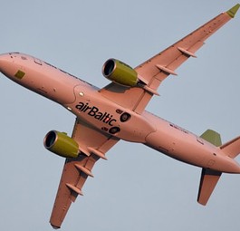C-Series CS300 von Air Baltic im Flug: «Die Produkte von Embraer sind unseren unterlegen», sagt Programmchef Rob Dewar.