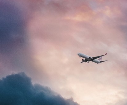 Flugzeug am Himmel: Je näher der Erde, desto geringer die Strahlung.