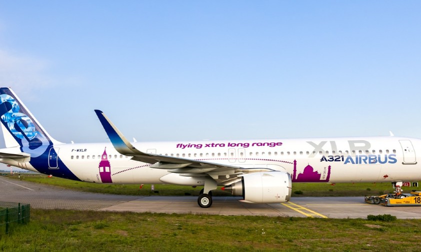 Der erste Airbus A321 XLR, auf der rechten Seite mit Big Ben und Taj Mahal.