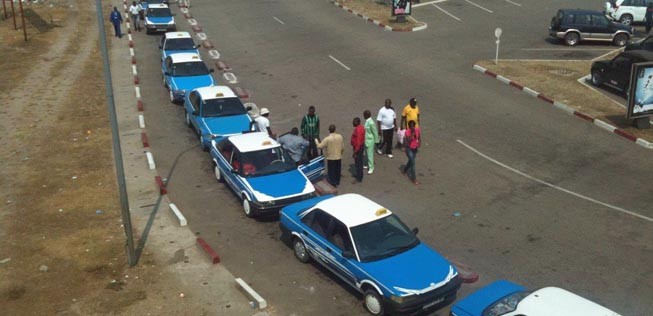 Taxi-Warteschlnage vor dem Flughafen Pointe Noire, Republik Kongo.
