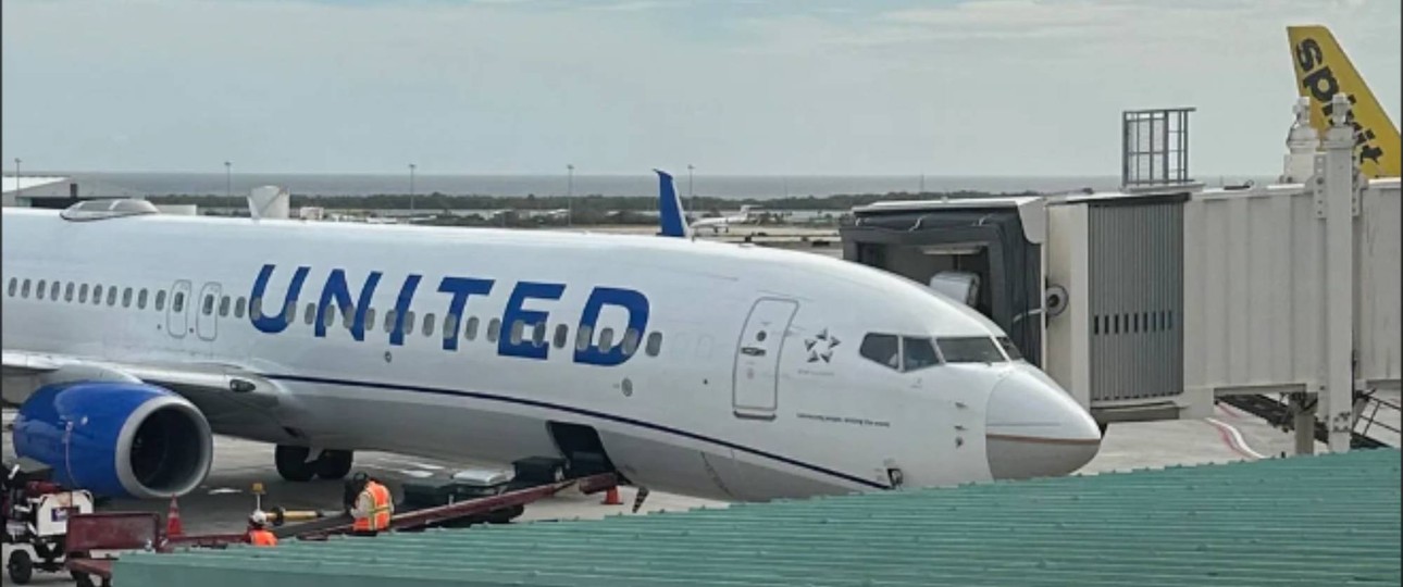 Eine United-Boeing 737 mit einer Nase in der alten Lackierung.