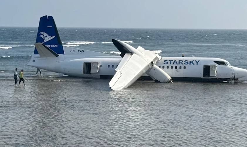Die Fokker 50 nach der Notlandung: Niemand kam bei dem Unglück ums Leben.