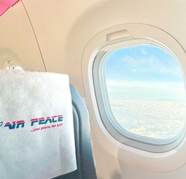 Blick aus dem Fenster eines Air-Peace-Flugzeugs: Der Airline-Chef ist den USA erneut angeklagt worden.