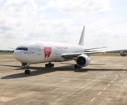 Boeing 777 von Red Wings: Am Boden.