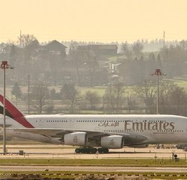Zu Beginn des Iran-Kriegs in Zürich geparkter Airbus A380 von Emirates: Die Golfairline sieht beste Buchungszahlen.