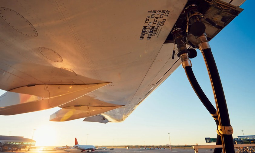 Ein Flugzeug wird betankt: Die Bundesregierung will mit innerdeutscher Kerosinsteuer das Haushaltsloch stopfen.