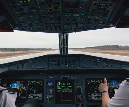 Piloten im Cockpit vor dem Start: Rufzeichen werden bei allen Funksprüchen genannt und helfen, die Flugzeuge am Himmel voneinander zu unterscheiden.