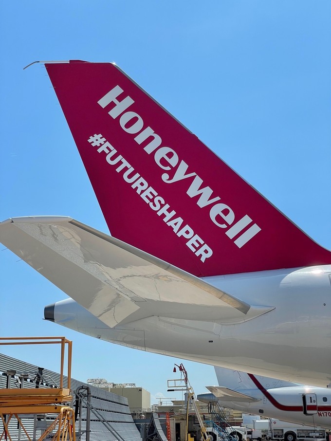 Mit einer neuen Lackierung nennt Honeywell ihre Boeing 757 jetzt Futureshaper, Zukunftsformer.