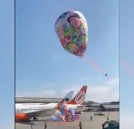 Ballon landet auf Boeing 737