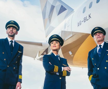 Etihad-Crew und -Flugzeug: Die Airline will ein moderneres Image.