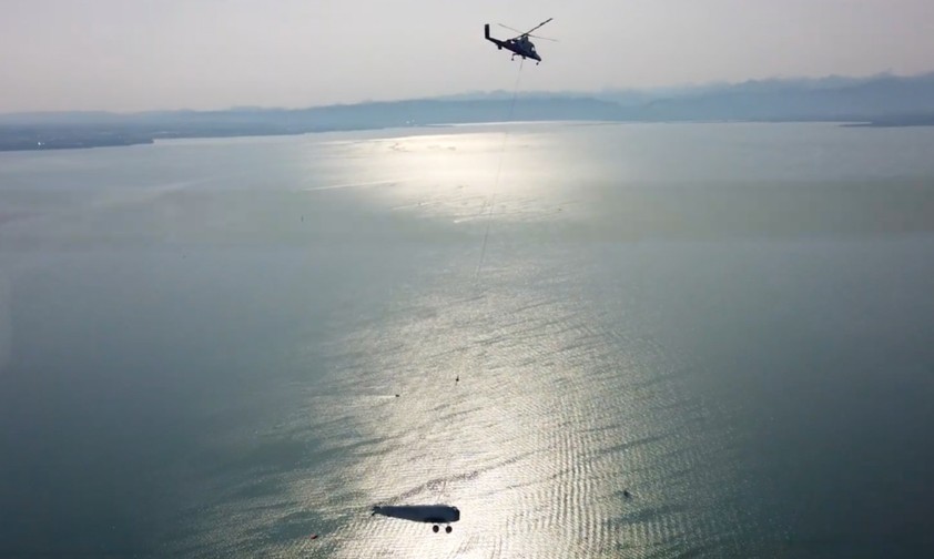 Hier reist eine Junkers Ju-52 mit dem Hubschrauber