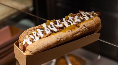 Der Hotdog Bastardo von Frau Hund: Noch bis September dürfen sich alle First-Class-Reisenden bei Swiss über den Gourmetsnack freuen. 