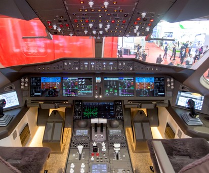 Die Attrappe eines CR929-Cockpits auf einer Luftfahrtmesse: Dauert noch etwas.