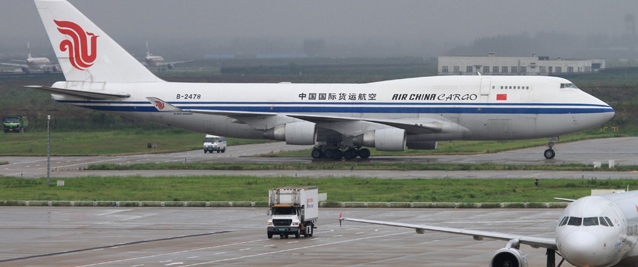 Boeing 747 von Air China Cargo im Jahr 2012: Später flog sie für ACT Airlines, Saudi Arabian Airlines, Air Cargo Global, Aerotranscargo und bald hebt sie als G-UNET für One Air ab.