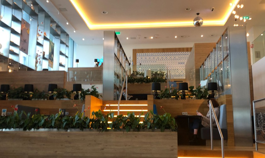 Crown Lounge von KLM in Amsterdam-Schiphol: Insgesamt gibt es fünf verschiedene Bereiche. Hier zu sehen ist der Bereich Dutch Mountain.
