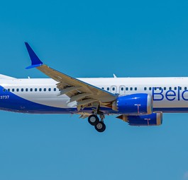 Boeing 737 Max: Belavia-Bemalung, aber kasachisches Kennzeichen und kleine kasachische Flagge: