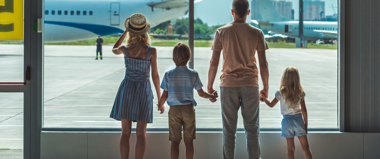 Familie am Flughafen: Es gibt verschiedene Gründe, weshalb auf Flugreisen verzichtet wird.