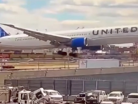 Der Moment vor der Berührung: Die Boeing 767 von United fliegt extrem niedrig an.