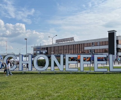 Zum Abschiedsfest wurde der ehemalige Schriftzug nochmal vors Terminal gestellt.