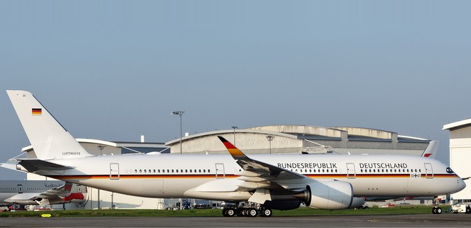 Der Airbus A350 mit dem Kennzeichen 10+01 in Toulouse.